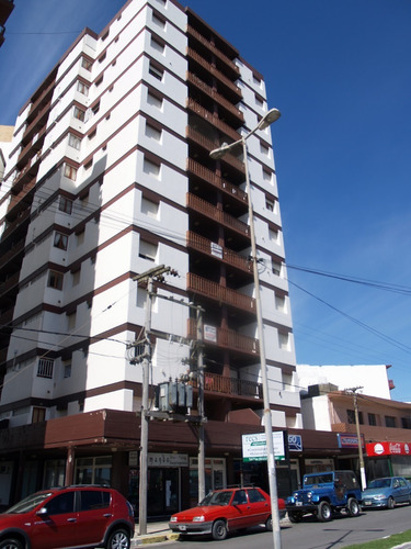 Un Ambiente Amplio Divisible, Edificio Ancla A Pasos Al Mar Y Del Centro