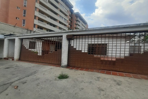Kg Asein1762 Vende Amplia Casa Con Anexo En La Urbanización Agua Blanca Valencia.
