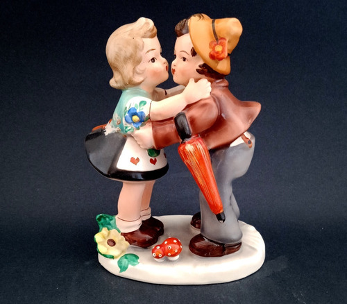 Figura Porcelana Alemana Antigua Pareja Niños Besándose