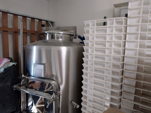 Venta Establecimiento Productivo De Bodega De Vino Artesanal + Vivienda, En Ph. Maquinarias Incluidas. A 15 Km De San Carlos De Bariloche