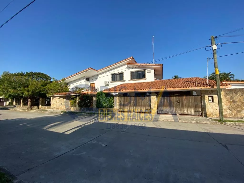 Casa De Lujo En Venta En Jardines De Tuxpan Con Amplio Jardín, Alberca Y Búngalo