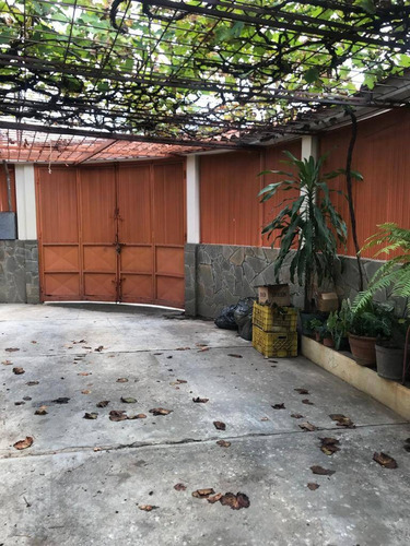 Casa Comercial En Esquina Con Galpón Y Almacén En Fundación Mendoza