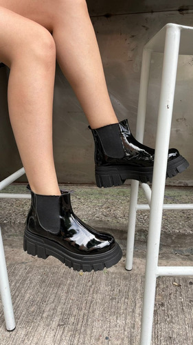 Imagen 2 de 7 de Bota Negra Charol Eco Cuero Angelina Corre Lola