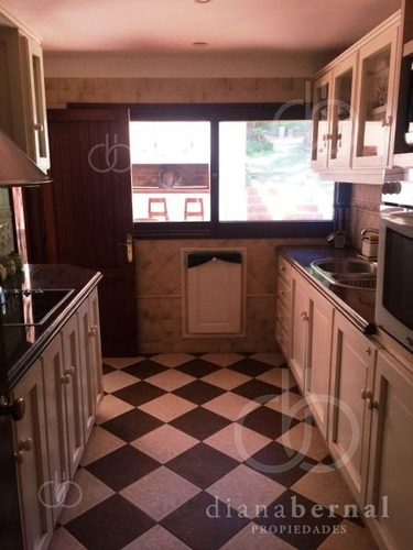 Punta Del Este, Casa De 3 Dormitorios Y Dependencias En Mansa Con Piscina Climatizada.- Ref: 43189
