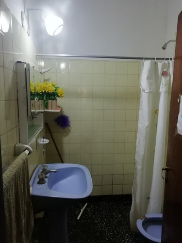 Casa De 5 Ambientes. Excelente Ubicación