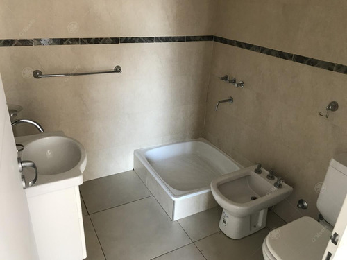 Imagen 6 de 15 de Departamento - Quilmes -céntrico 3 Ambientes Con 2 Baños Super Luminoso!