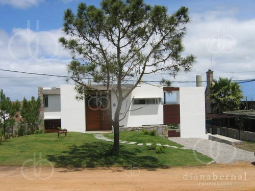 Imagen 2 de 30 de En Punta Del Este En La Zona Exclusiva De Punta De Piedra, Chalet De 5 Dormitorios Y Dependencia Con Piscina Climatizada.- Ref: 4041