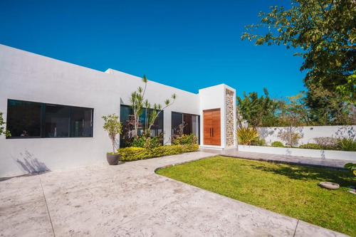 Casa En Venta En Privada Hacienda Cholul Con Amplio Terreno Y Paneles Solares