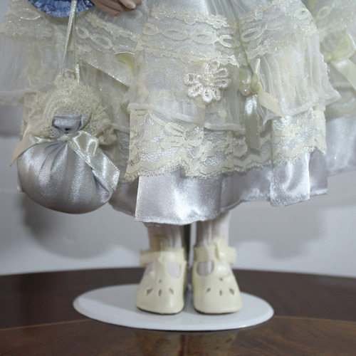Muñeca E Porcelana Castaña Pelo Rizado Con Vestido Blanco (Usado)