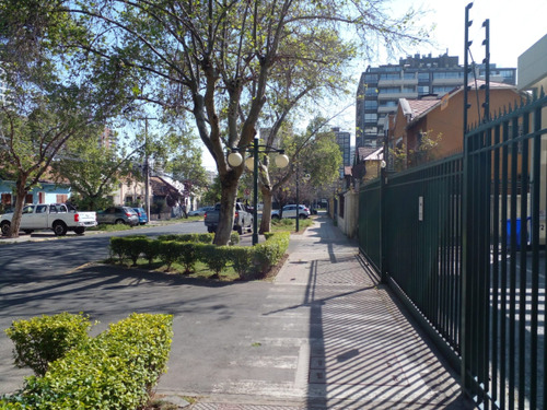 Casa En Venta De 4 Dorm. En Ñuñoa