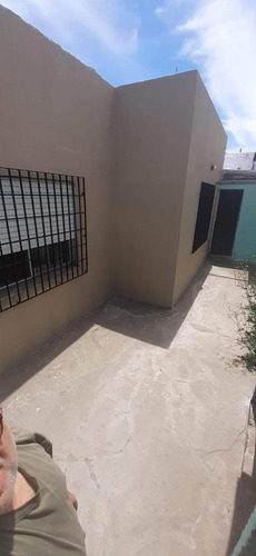 Casa En Venta - 2 Dormitorios 1 Baño - Cochera - 200mts2 - Lomas De Zamora
