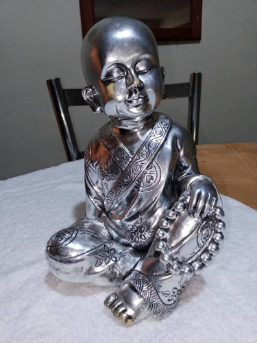 Buda Niño Plateado De Metal Decorativo.