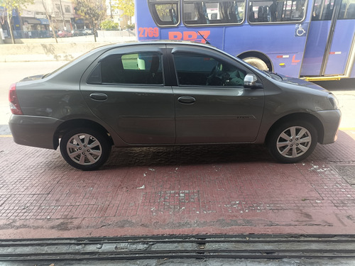 Toyota Etios Sedán 1.5 X Plus 16v Aut. 4p