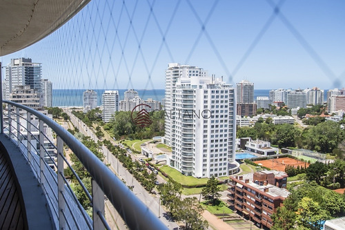Hermoso Penthouse Con Vista Al Mar.- Ref: 2540