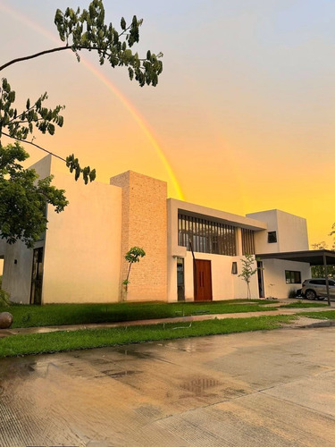 Casa En Venta En Cabo Norte, Vista Al Lago, Mérida Yucatán