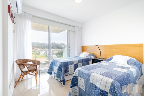 Imagen 8 de 28 de Apartamento De Tres Dormitorios En Suite En Alquiler Con Vista El Mar En Primera Línea Playa Brava