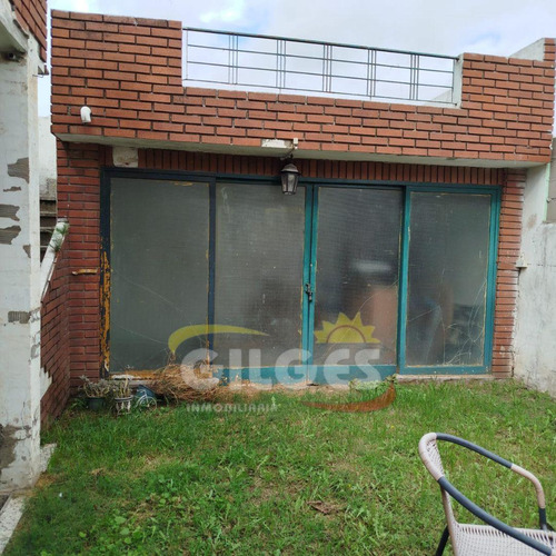 Venta De Casa 5 Amb. En Ramos Mejia Con Fdo. Con Quincho