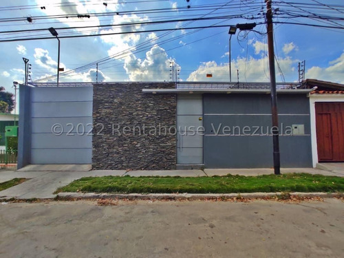  José López Vende  Moderna  Casa-quinta En  Fundalara Barquisimeto  Lara, Venezuela.  5 Dormitorios  3 Baños  275 M² 