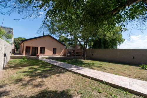 Casa De 3 Dormitorios Con Cochera En Villa Amelia
