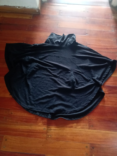 Poncho Negro Con Mangas Cortas Cuello Alto Lanilla Bolsillos