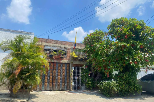 Casa En Venta Barrio Bretaña Junto A Esquina Con Parqueadero Gran Lote Y Estructura De 3 Pisos