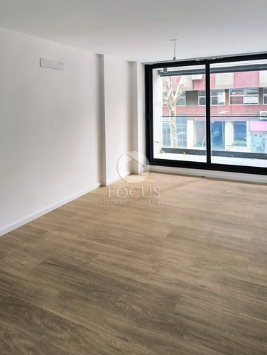 Venta Apartamento 2 Dormitorios, Cocina Definida Y Terraza Al Frente En Centro