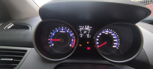 Imagem 10 de 10 de Hyundai Elantra 2013 1.8 16v Gls Aut. 4p