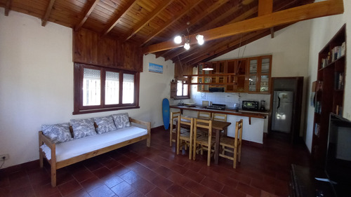 Imagen 2 de 13 de Casa Amplia C/ Jardín Cerrado Y Cochera En Zona Norte De Villa Gesell Para 6 Personas
