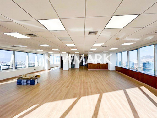 Gran Oficina Remodelada En Espectacular Barrio Financiero