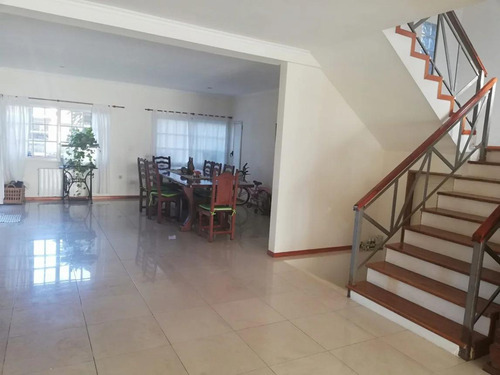 Casa En Venta - 4 Dormitorios 3 Baños - Cochera - 2.200mts2 - Florencio Varela