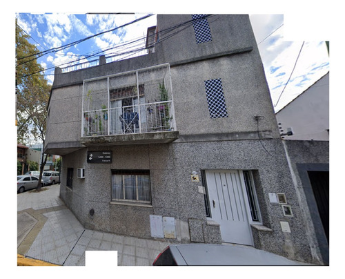 Tipo Casa 4 Amb Al Frente En Planta Baja Con Patio * A Mts De Avenidas*