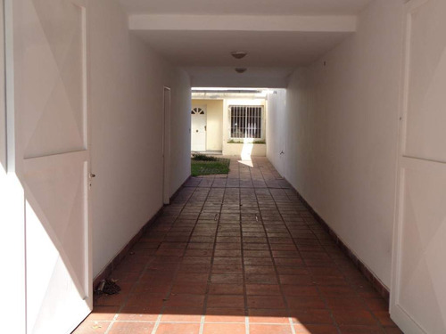 Barrio Alta Córdoba - Casa De 2 Dormitorios, Amplia Y Luminosa Con Cochera Cubierta, Cocina Comedor, 2 Baños Y Patio Con Césped