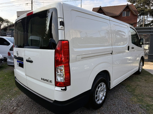 Toyota Hiace 2.8 Tdi Furgón 6at L1h1 3a 4p