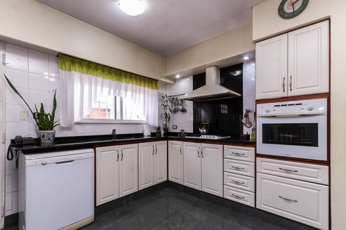 Hermoso Chalet De 5 Amb. En El Centro De Lanusita
