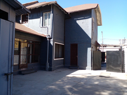 Casa En Venta De 4 Dorm. En Ñuñoa