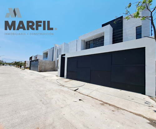 Venta De Residencia De 3 Recámaras, Al Norte De V. De A. Colima