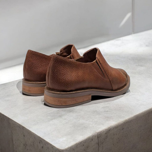 Zapato Cerrado Chato Cuero Punta Semi Fina Olivia I25 Suela 36