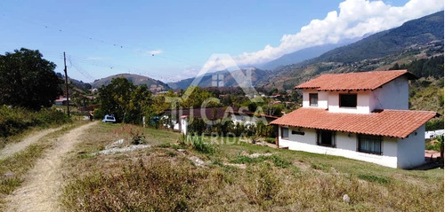 Terreno Con Construcción En La Mucuy