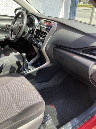 Imagen 10 de 14 de Toyota Yaris Sedan Core Mt, Mod. 2020, Color Rojo