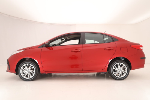 Imagen 6 de 25 de Toyota Yaris Xls 6mt 4p My22