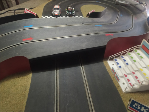 Pista Scalextric ,armada Sobre Una Superficie De 180cmx80cm