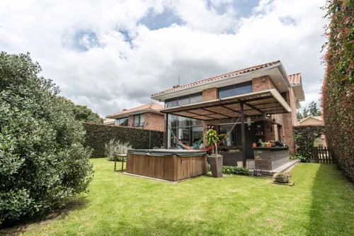 Casa En Venta En El Tejar. Cod V8390