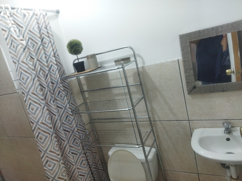 Imagen 12 de 13 de Habitación En San Borja, Habitaciones En San Borja, En Avenida Rosa Toro Cuadra 9 Cruce Con Canadá Cuadra 35, Excelente Zona Comercial Todo A La Mano