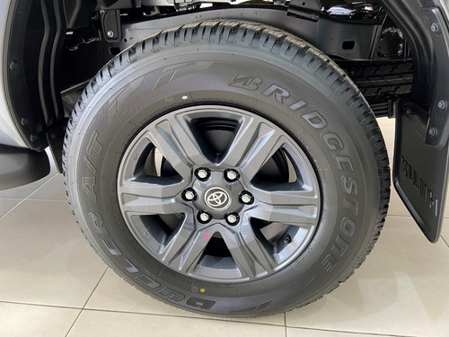 Imagen 12 de 16 de Toyota Hilux 4x2 D/c Srv 2.8 Tdi 6a/t My 2022 Mr