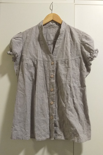 Camisa Gris Con Bordados De Flores. Talle 4 - Manga Corta