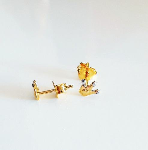Imagem 4 de 4 de Brinco Coroa Infantil Menina Banhado A Ouro 18k