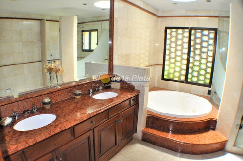 Importante Residencia A 700 Mts De Playa Mansa.- Ref: 11079