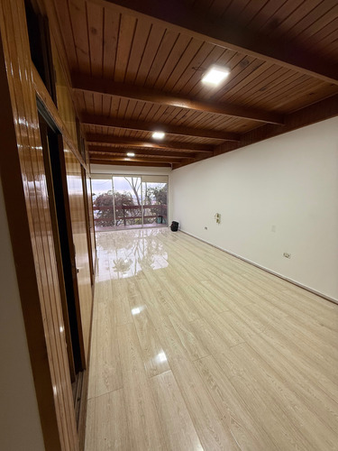 Arriedo Comercial 14 Oficinas, Sala De Reuniones, 12 Est.