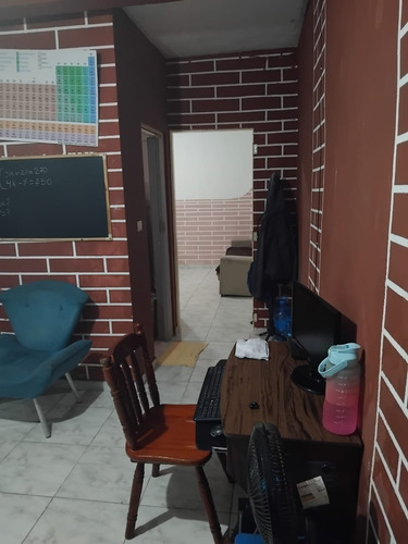 Casa Com 6 Quartos, Galpão E Banheiro.