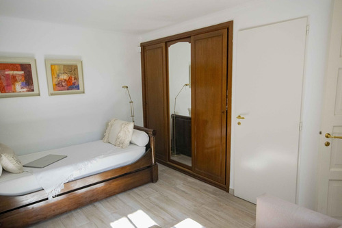 Casa De 7 Ambientes De Estilo Arquitectónico Antiguo En Venta En Florida.